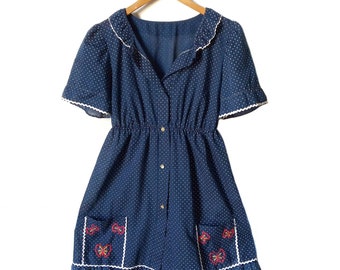 Vintage 1940s dress, polka dots pattern. Small buttoned dress with embroidered details. Vintage dress in white and navy blue