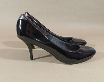 Black faux patent leather pumps, by Sam Edelman. Vintage 90s black stilettos with silver details in size 7.5