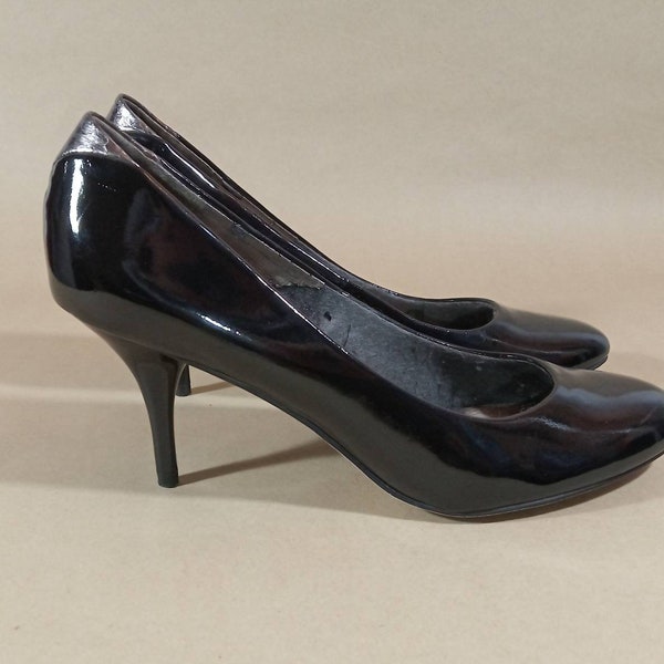 Black faux patent leather pumps, by Sam Edelman. Vintage 90s black stilettos with silver details in size 7.5