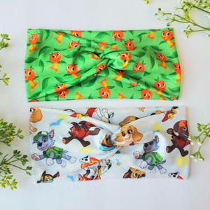 Diadema con dibujos de patas, diadema con perros rescatados, diadema con dibujos de cachorros, diadema con pájaro naranja, diadema atlética de neón