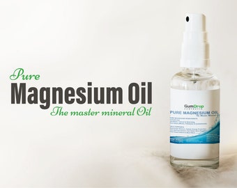 Könnte beinhalten: Eine durchsichtige Glasflasche mit einem weißen Sprühkopf, gefüllt mit einer klaren Flüssigkeit. Das Flaschenetikett lautet "GumDrop Australia PURE MAGNESIUM OIL The Master Mineral".