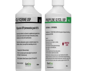 Könnte beinhalten: Zwei weiße Plastikflaschen mit der Aufschrift Glycerin USP und Propylenglykol USP. Die Glycerinflasche hat schwarzen Text, und die Propylenglykolflasche hat grünen Text. Beide Flaschen enthalten Flüssigkeit und detaillierte Produktinformationen.