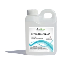 Könnte beinhalten: Eine weiße Plastikflasche mit einem blauen und grünen Etikett, auf dem "GumDrop Australia Reed Diffuser Base GMO Free Longer Scent Throw" steht.