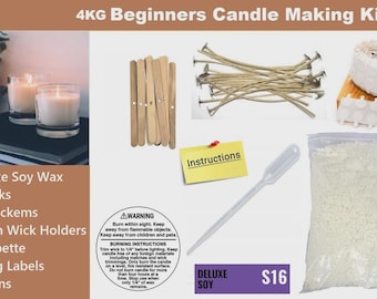 Könnte beinhalten: Ein Kerzenherstellungs-Set mit Sojawachs, Dochten, Dochtaufklebern, hölzernen Dochthaltern, einer Kunststoffpipette und Warnetiketten. Das Set enthält Anweisungen und ist mit "4KG Beginners Candle Making Kit" beschriftet.