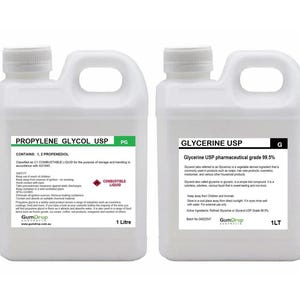 Könnte beinhalten: Zwei weiße Kunststoffbehälter mit flüssigen Chemikalien. Einer ist mit "Propylenglykol USP" und der andere mit "Glycerin USP" beschriftet. Beide haben Sicherheitsinformationen und sind als brennbare Flüssigkeit gekennzeichnet. Jeder Behälter fasst 1 Liter.