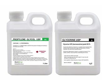 Puede incluir: Dos recipientes de plástico blanco con productos químicos líquidos. Uno está etiquetado como "Propilenglicol USP" y el otro como "Glicerina USP". Ambos tienen información de seguridad y están marcados como líquido combustible. Cada recipiente contiene 1 litro.