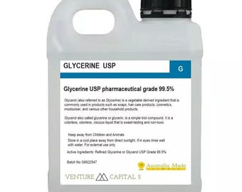 Könnte beinhalten: Eine weiße Plastikflasche mit Glycerin USP pharmazeutischer Qualität 99,5 %. Die Flasche hat einen schwarzen Verschluss und ein Etikett mit dem Text "Glycerine USP" und "Glycerine USP pharmaceutical grade 99.5%". Das Etikett enthält auch den Text "Australia Made" und eine Chargennummer.
