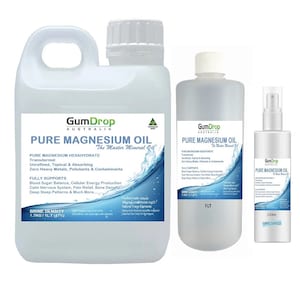 Könnte beinhalten: Drei Flaschen GumDrop Pure Magnesium Oil, ein transdermales Magnesiumhexahydrat-Supplement. Die Flaschen sind mit dem Produktnamen, der Marke und der Größe beschriftet. Die größte Flasche ist 1,7 kg (47 oz), die mittlere Flasche ist 1 Liter und die kleinste Flasche ist 250 ml. Die Flaschen sind klar und enthalten eine farblose Flüssigkeit.