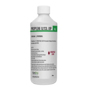 Könnte beinhalten: Eine weiße Kunststoffflasche mit Propylenglykol USP, einer brennbaren Flüssigkeit. Das Etikett enthält Sicherheitsinformationen und das GumDrop Australia-Logo. Die Flasche enthält 500 ml.