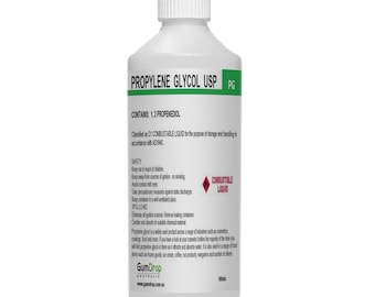 Puede incluir: Una botella de plástico blanco de Propilenglicol USP, un líquido combustible. La etiqueta incluye información de seguridad y el logotipo de GumDrop Australia. La botella contiene 500 ml.