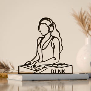 Kvinnlig DJ, personlig linjekonstfigur, 3D-utskriven present, unik DJ-presentidé, anpassad linjekonstskulptur, minimalistisk heminredning