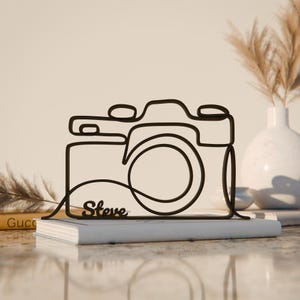 Spersonalizowana figurka aparatu fotograficznego – minimalistyczna rzeźba fotograficzna