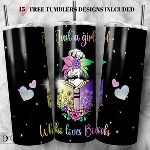 Op de afbeelding: Een zwarte tumbler met een ontwerp van een meisje met een knot in haar haar dat een boek leest. De tekst "Just a girl who loves books" staat op de tumbler. De tumbler heeft een regenboogkleurenschema en is versierd met sterren en harten.