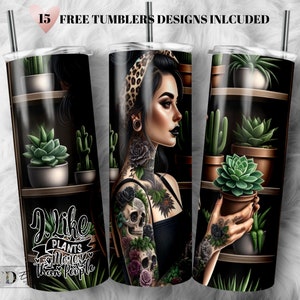 Puede incluir: Un vaso de acero inoxidable negro y verde con un gráfico de una mujer con tatuajes y plantas en estantes. El texto "Me gustan más las plantas que las personas" está en el vaso.