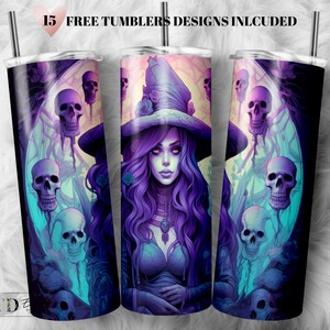 Puede incluir: Un vaso morado y azul con una bruja y calaveras. La bruja lleva un sombrero negro y un vestido morado. El fondo es azul oscuro con una luna y estrellas.