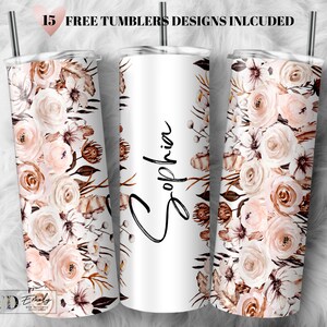 Può includere: Tre bicchieri in acciaio inossidabile con un design floreale. I bicchieri sono bianchi con un motivo floreale marrone e rosa. Il bicchiere centrale ha il nome "Sophia" scritto in corsivo nero.