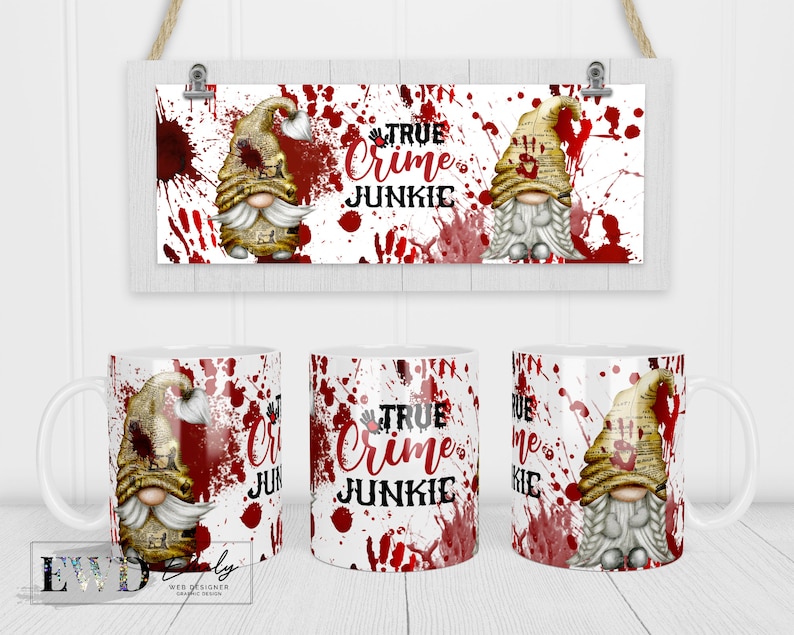 Op de afbeelding: Witte keramische mok met een rood en wit splatterpatroon. Een dwerg met een rode muts en een witte baard staat op de mok. De tekst "True Crime Junkie" staat op de mok.