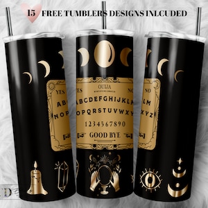 Peut inclure: Trois gobelets en acier inoxydable noir et or avec différents motifs. Les motifs comprennent une lune croissante, un soleil, une bougie, un cristal, un œil, une lune croissante, une boule de cristal et un planchette de Ouija avec le texte "OUIJA MYSTIFYING ORACLE YES NO ABCDEFGHIJKLM NOPQRSTUVWXYZ 1234567890 GOOD BYE".