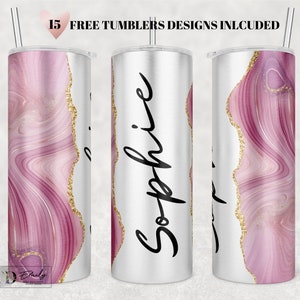 Puede incluir: Tres vasos de acero inoxidable con un diseño de ágata rosa y dorada. El vaso del medio tiene el nombre "Sophie" escrito en cursiva negra.