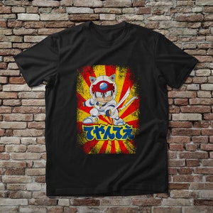 Puede incluir: Camiseta negra con un personaje de dibujos animados con un traje blanco y azul, un casco rojo y azul y dos espadas. El dise&ntilde;o incluye un sol naciente amarillo y rojo y texto japon&eacute;s.