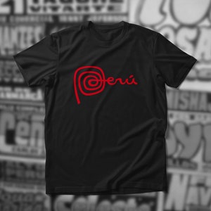 Może przedstawiać: Czarny t-shirt z czerwonym spiralnym wzorem i napisem "Per&uacute;" w stylizowanej czcionce. Wz&oacute;r jest wyśrodkowany na przodzie. Koszulka ma kr&oacute;tkie rękawy i okrągły dekolt.