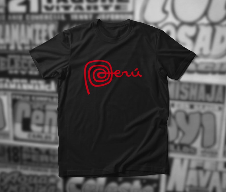 Może przedstawiać: Czarny t-shirt z czerwonym spiralnym wzorem i napisem "Per&uacute;" w stylizowanej czcionce. Wz&oacute;r jest wyśrodkowany na przodzie. Koszulka ma kr&oacute;tkie rękawy i okrągły dekolt.
