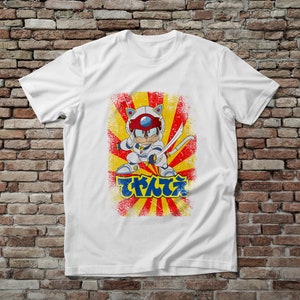 Puede incluir: Camiseta blanca con un personaje de dibujos animados con un traje futurista, sosteniendo una espada. El dise&ntilde;o incluye un fondo de rayos de sol rojo y amarillo y texto japon&eacute;s. El personaje tiene rasgos de gato y lleva un casco.