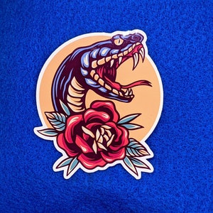 Schlange und Rose Aufkleber | Kunst im traditionellen Tattoo-Stil | Tattoo Schlangen Sticker