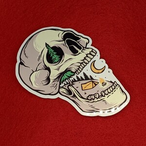 Calcomanía de vinilo con diseño de calavera para acampar, estética y natural