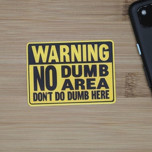 No Dumb Area // grappige sticker met waarschuwingsbord voor kantoor - humorsticker voor werkruimten