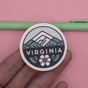 Pegatina de viaje de Virginia n.° 002 // Diseño minimalista // Calcomanía para maleta, computadora portátil, automóvil o botella de agua, etiqueta de equipaje, regalo de viaje