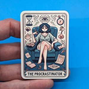 Adesivo de Carta de Tarô do Procrastinador para Laptops Diários Garrafas de Água - Lembrete Humorístico para Atrasos em Tarefas