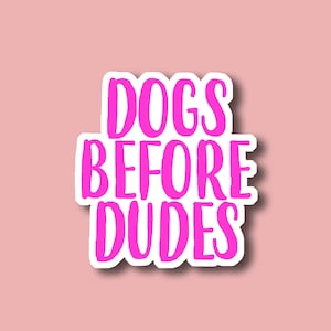 Dogs Before Dudes grappige vinylsticker voor laptop waterfles decor eigenzinnige tekststicker