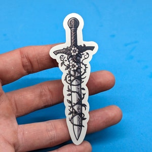 Pegatina de espada de fantasía con flores de primavera n.º 002: vinilo resistente al agua con diseño de ramo de espadas; pegatina de arte fantástico para libros, para portátiles y diarios