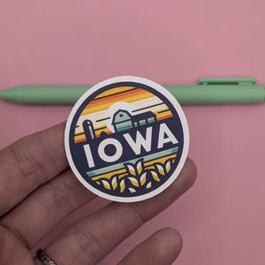 Pegatina de viaje de Iowa n.° 002 // Diseño minimalista // Calcomanía para maleta, computadora portátil, automóvil o botella de agua, etiqueta de equipaje, regalo de viaje