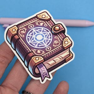 Pegatina de libro de hechizos: pegatina de vinilo de juego de rol de fantasía de Dungeons and Dragons para fanáticos de DnD, Dungeon Masters, computadoras portátiles, diarios y más.