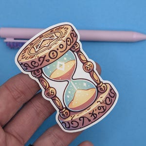 Pegatina de reloj de arena mágico: pegatina de vinilo de juego de rol de fantasía de Dungeons and Dragons para fanáticos de DnD, Dungeon Masters, computadoras portátiles, diarios y más.