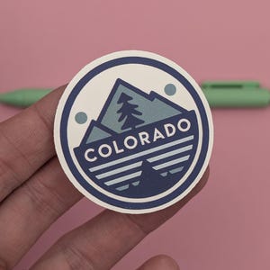 Calcomanía de viaje de Colorado n.º 002 // Calcomanía del estado de EE. UU. para maleta, computadora portátil, automóvil o botella de agua, etiqueta de equipaje, regalo de viaje