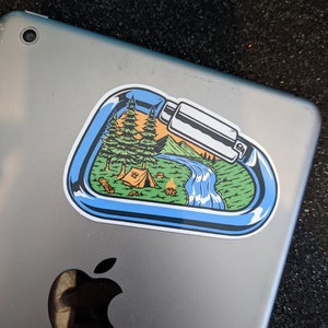 Kampeersticker karabijnhaak | Vinylsticker | Natuursticker, sticker waterfles, laptopsticker