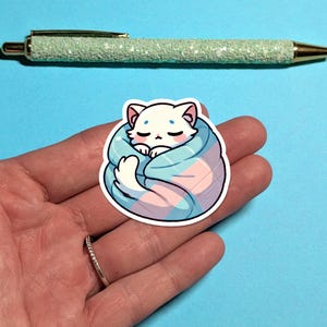 Gemütlicher Katzenaufkleber | Süßer kuscheliger Kitty-Aufkleber | Pastell Ästhetischer Vinyl Aufkleber | Wasserdichter Laptop- und Wasserflaschenaufkleber