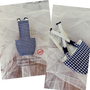 Puede incluir: Un pañal para gallina a cuadros vichy azul marino y blanco, talla XS, con correas ajustables negras. El pañal tiene un cuerpo rectangular y una correa larga y estrecha que va sobre la espalda de la gallina. El texto "Size XS Bantam chicken diaper" es visible.
