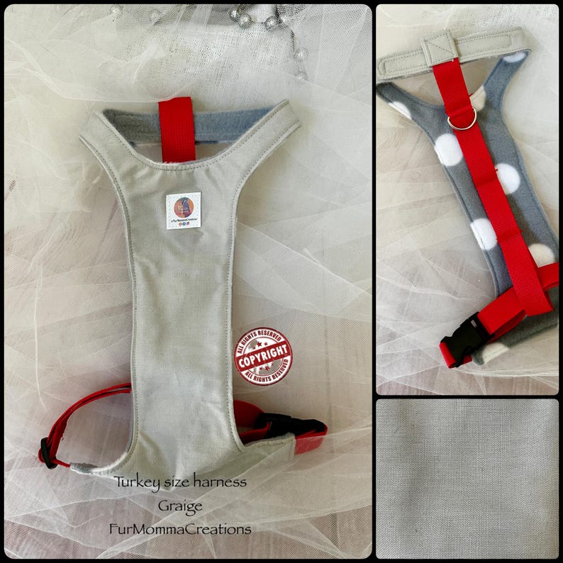 Pu&ograve; includere: Una pettorina per tacchino color grigio tortora, con un tessuto grigio chiaro a tinta unita su un lato e un tessuto in pile grigio a pois bianchi sull'altro. La pettorina presenta cinghie in nylon rosso vivo, una fibbia in plastica nera e un anello a D.
