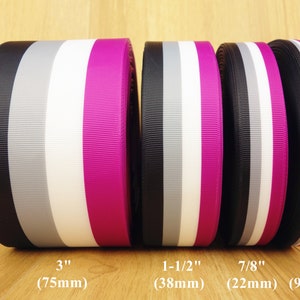 Puede incluir: Cuatro rollos de cinta rayada en negro, gris, blanco y magenta. Los anchos de la cinta son 7,6 cm, 3,8 cm, 2,2 cm y 0,9 cm.