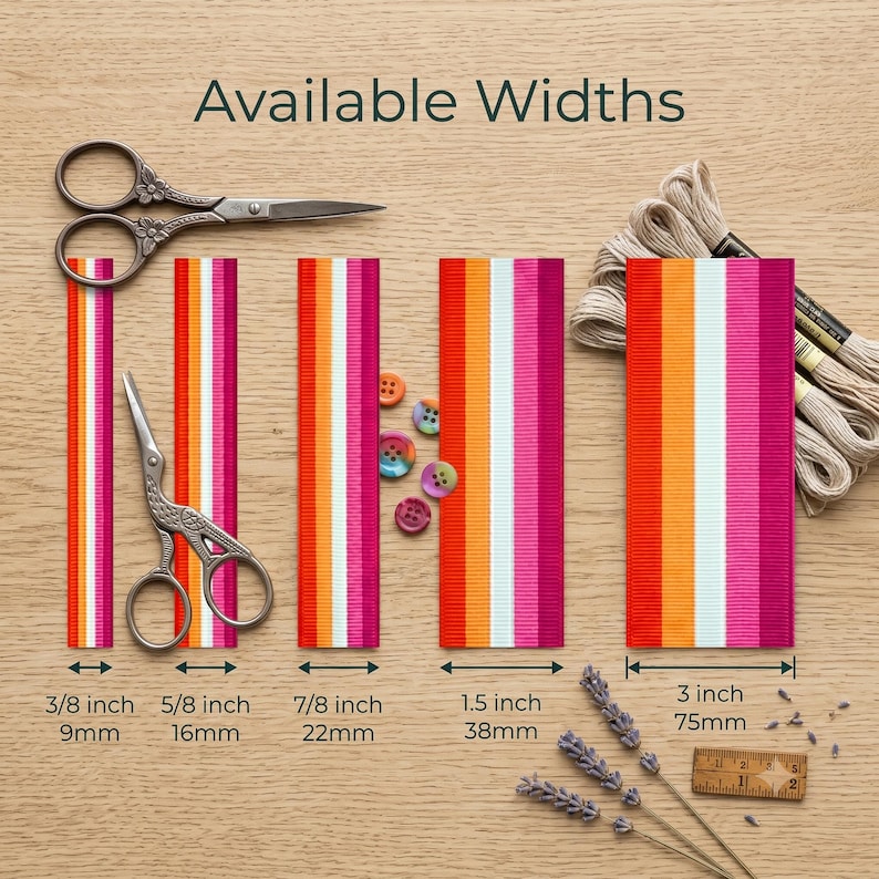 Peut inclure: Image de rubans color&eacute;s de diff&eacute;rentes largeurs, dont 9 mm, 16 mm, 22 mm, 38 mm et 75 mm. Les rubans sont dispos&eacute;s avec des ciseaux, des boutons et du fil &agrave; broder. Le texte indique "Available Widths".