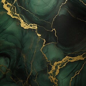 Op de afbeelding: Abstracte groene en gouden marmerachtergrond met draaiende patronen en aderen. De gouden aderen zijn dun en delicaat, waardoor een luxe en elegante uitstraling ontstaat.