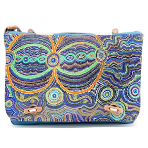 Jules Satchel, art aborigène, Goanna, tissu, Ruth Nungarrayi Spencer, Warlukurlangu, Yuendumu, sac messager, bandoulière, Australie, bleu