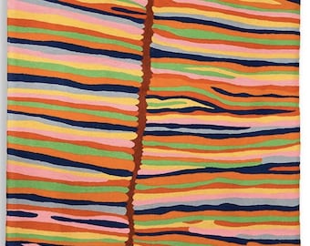 以下が含まれることがあります： 木のようなデザインのカラフルな抽象的なラグ。オレンジ、緑、青、ピンクなど、さまざまな色の水平ストライプが特徴です。木の模様は茶色で、上部と下部にカラフルな形があります。