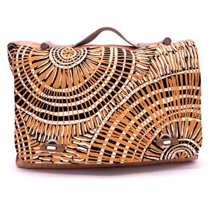 Jules, sacoche, art aborigène, imprimé à la main, lin, bois, tissu, motif brume, Marita Sambono, Merrepen, commerce équitable, Australie,