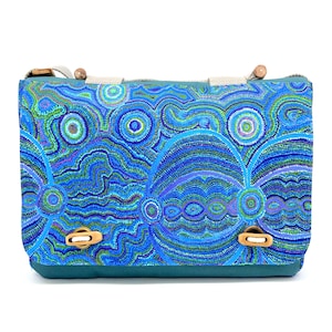 Jules Satchel, art aborigène, Goanna, tissu, Ruth Nungarrayi Spencer, Warlukurlangu, Yuendumu, sac messager, bandoulière, Australie, violet
