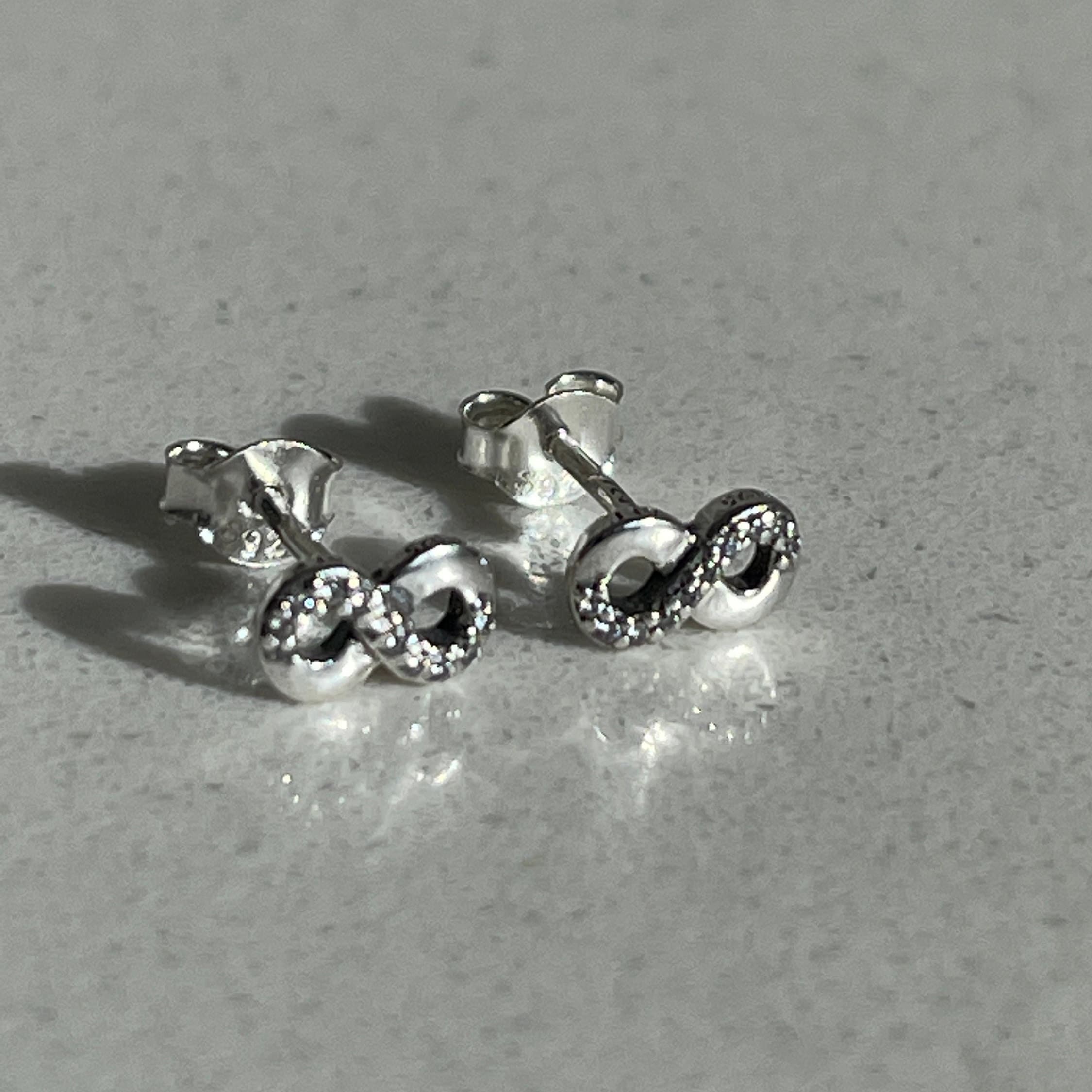 ピアス Grace Silver Earrings (2 COLOR) Sunburst-Stud-Earrings-
